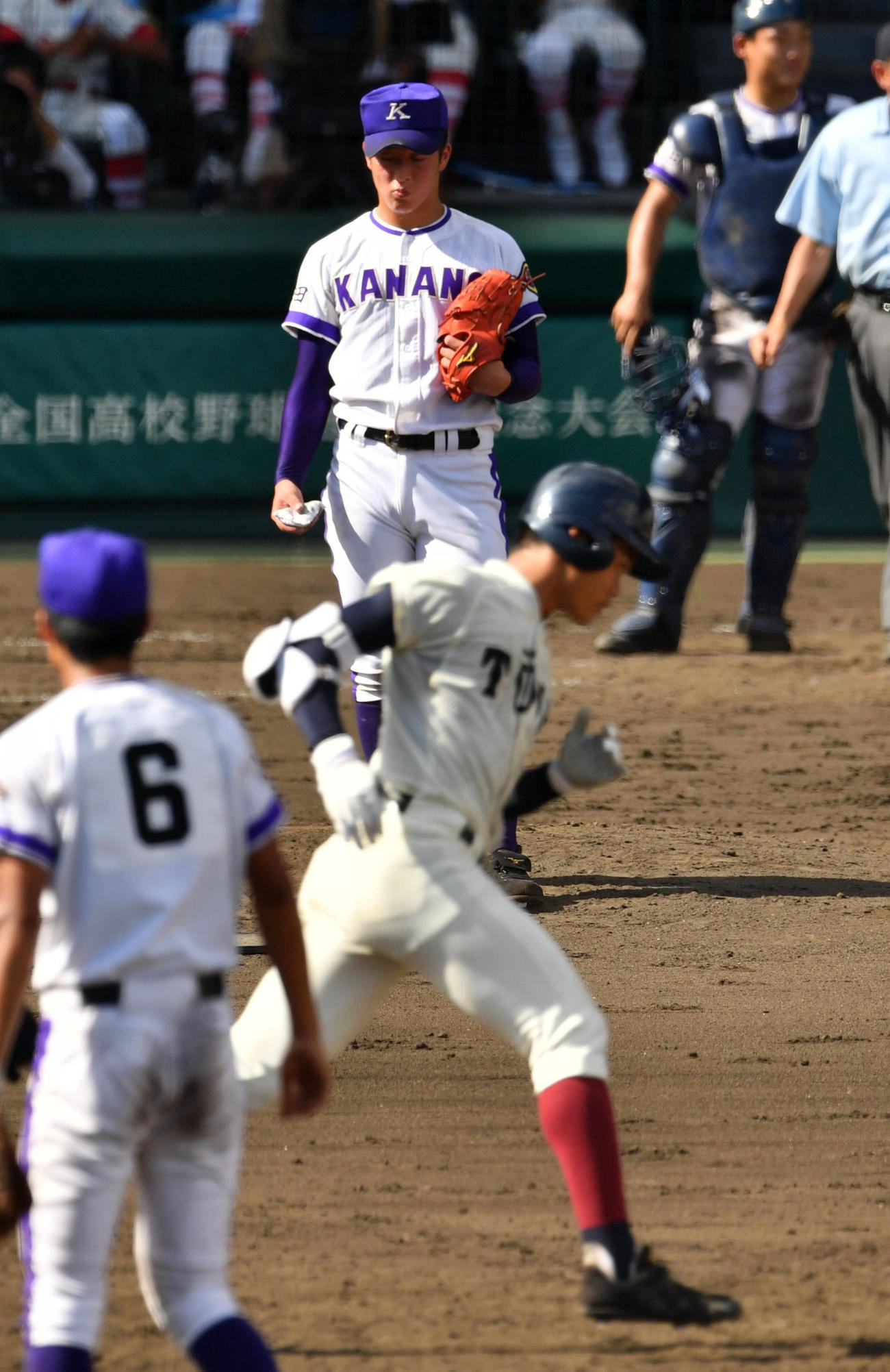 18年、大阪桐蔭・根尾（手前）に本塁打を浴び、うつむく金足農・吉田