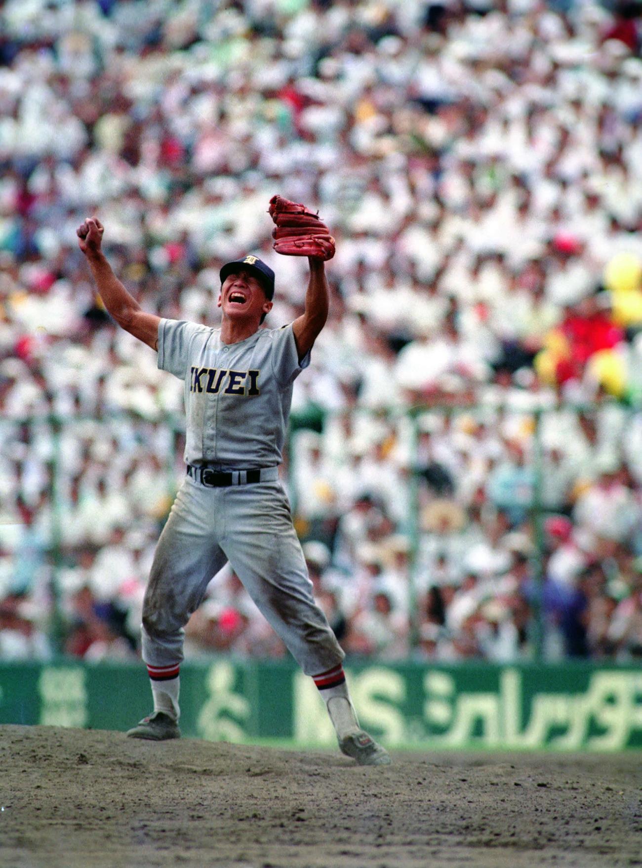 89年準決勝、尽誠学園を下し、ガッツポーズする仙台育英・大越