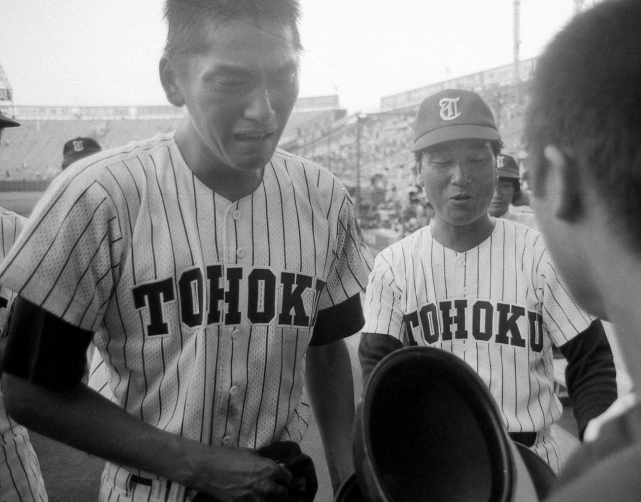 85年、準々決勝で敗れ、涙を流す東北・佐々木（左）をなだめる竹田監督