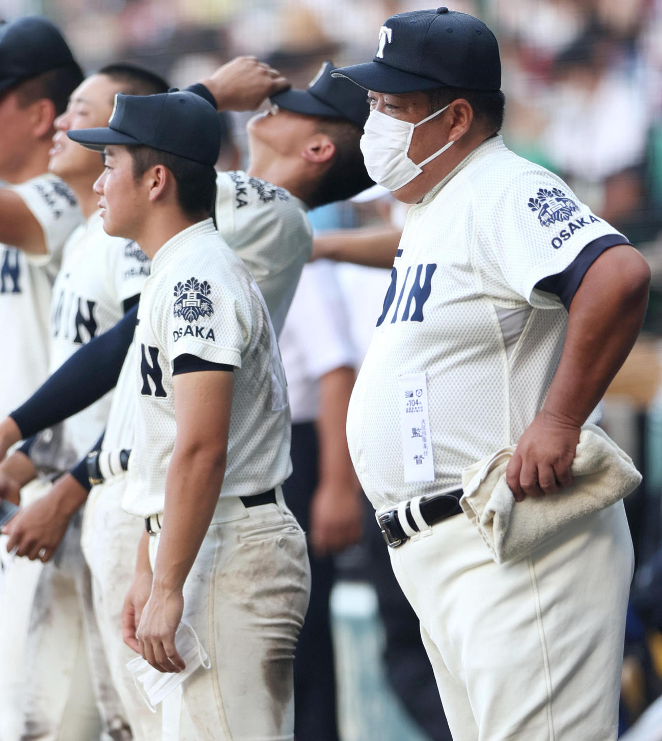 18日、下関国際に敗れガックリする大阪桐蔭の西谷監督（右）と星子主将（左手前）らナイン（撮影・上山淳一）