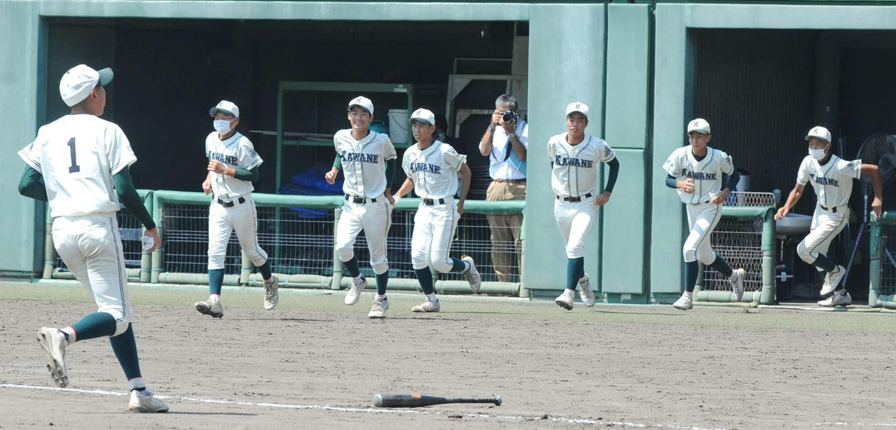 試合が終わり、笑顔でベンチから飛び出す川根ナイン