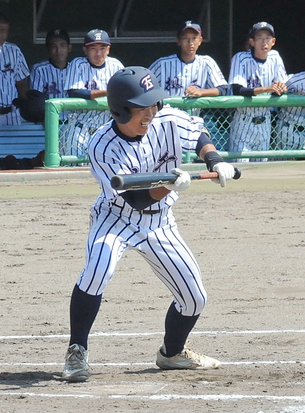 3回裏1死満塁、同点スクイズを決める掛川工の鈴木翔