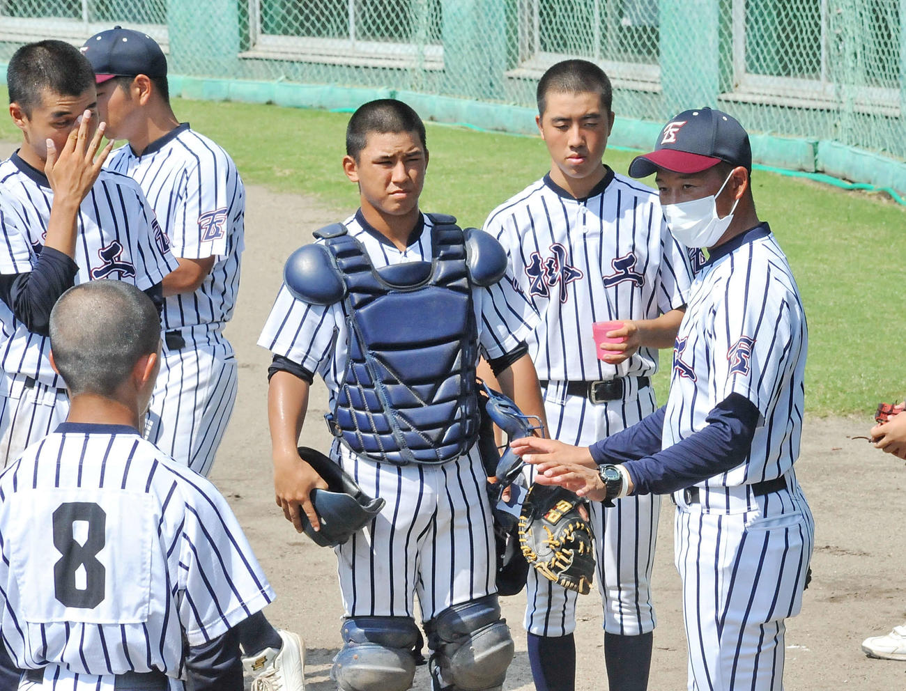 選手らを指導する掛川工の豊田監督（右端）