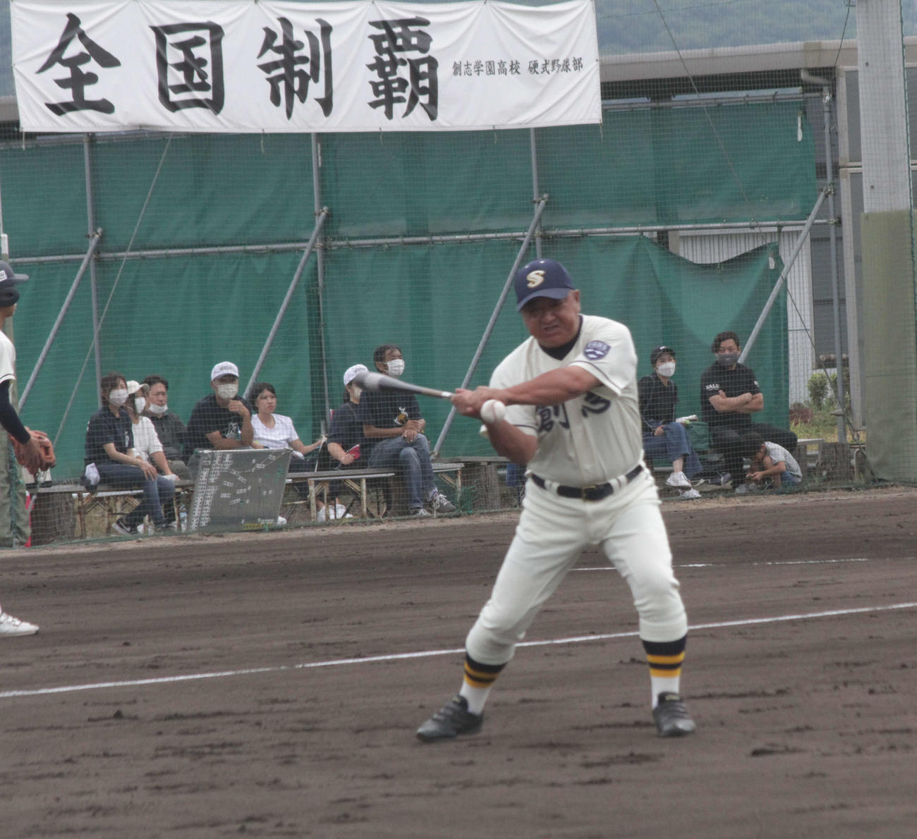 創志学園の門馬敬治新監督は初陣前にシートノックのノッカーを務めた