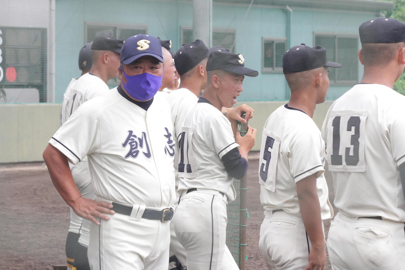 創志学園の門馬敬治新監督は声を張り上げてナインを鼓舞した