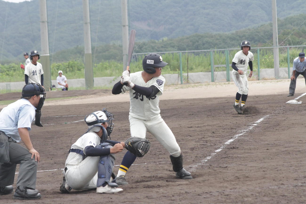 創志学園の上田晴内野手は打席で球を見極めた