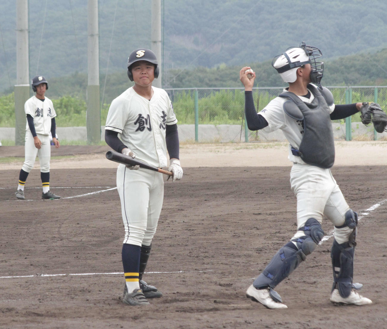 創志学園の上田晴内野手は打席でベンチの指示を受けた