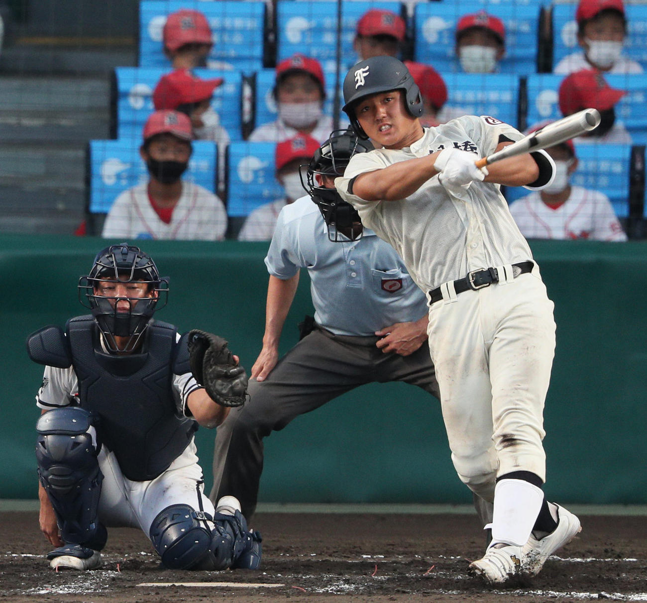 今夏甲子園の興南戦で左越え本塁打を放つ市船橋・片野（撮影・上山淳一）