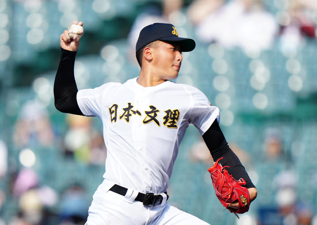 甲子園で力投する日本文理・田中晴也（撮影・江口和貴）
