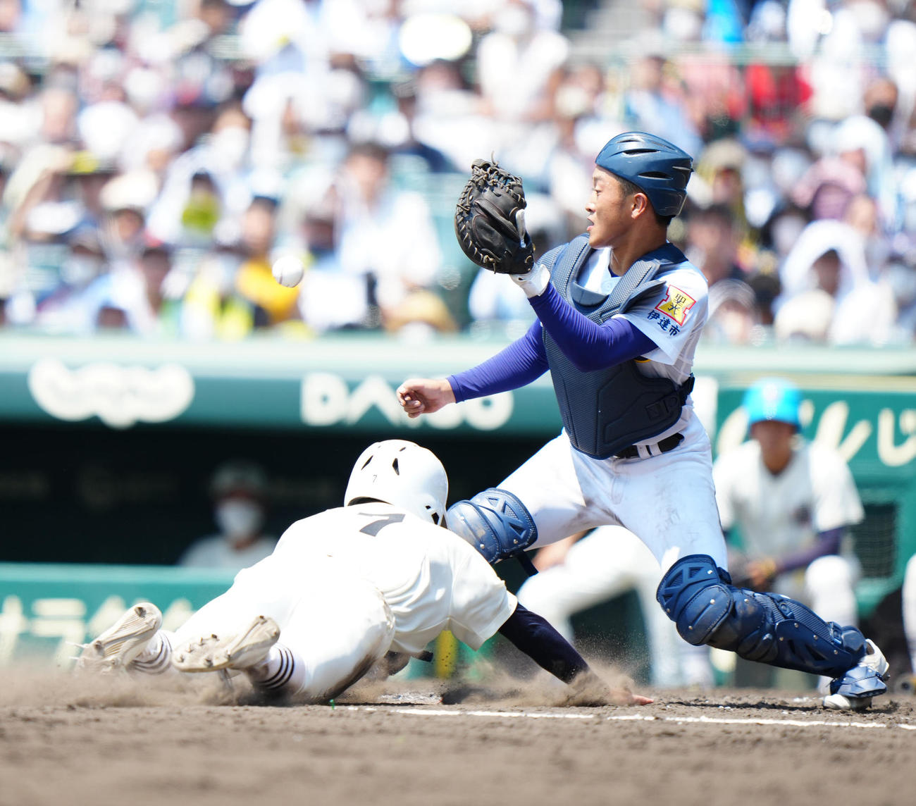 8月9日の日大三対聖光学院　5回表日大三1死三塁、富塚の右飛で藤巻（左）の生還を阻止する捕手山浅（撮影・江口和貴）