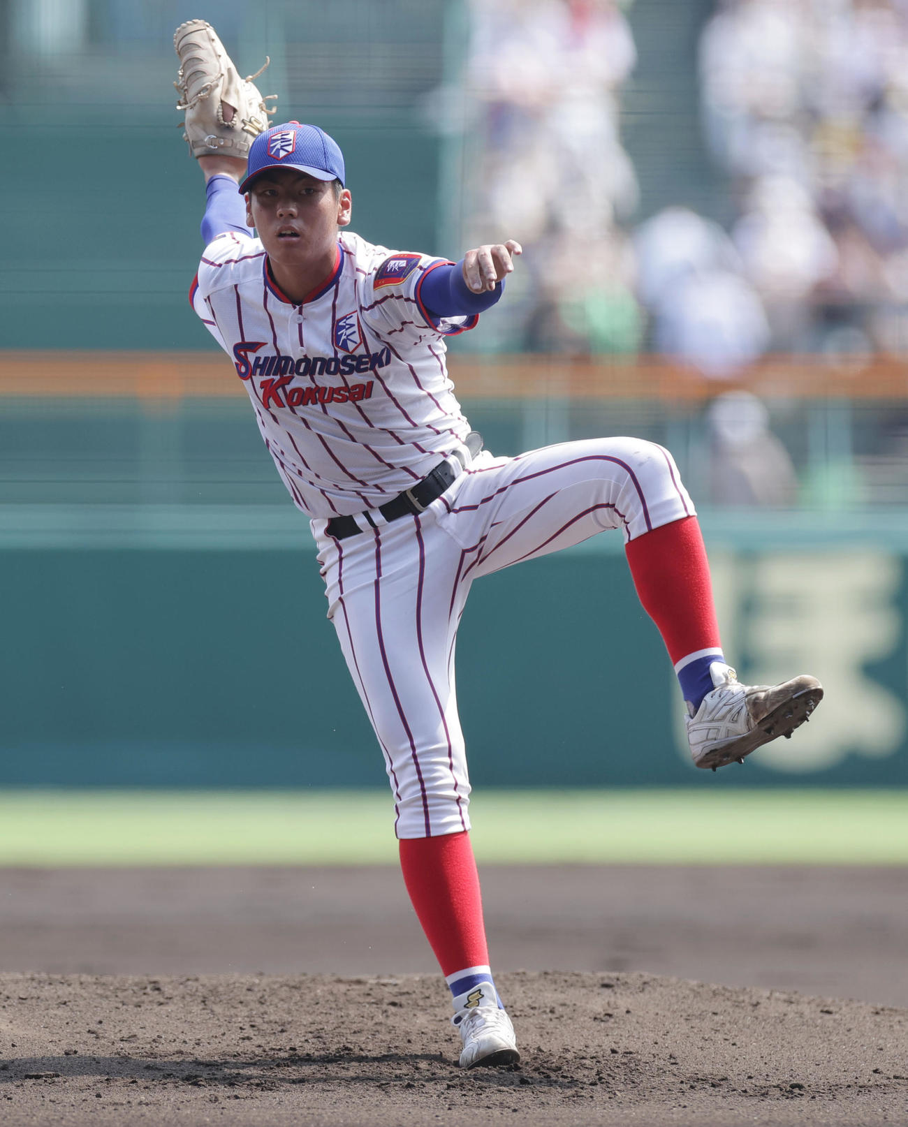 甲子園で力投する下関国際・古賀康誠（8月22日撮影）
