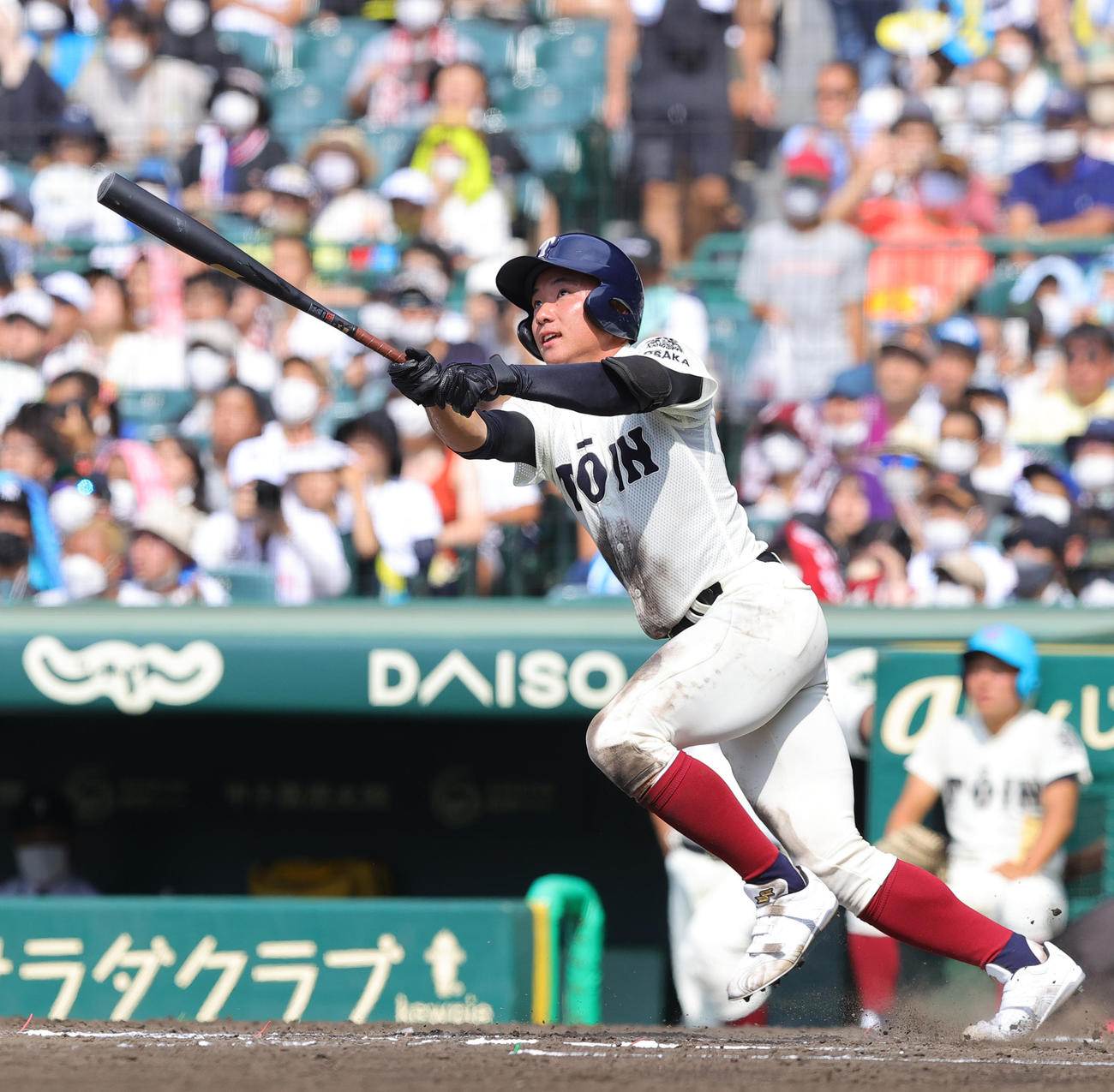 9月10日の旭川大高対大阪桐蔭　6回裏大阪桐蔭無死、左越え本塁打を放つ海老根（撮影・野上伸悟）