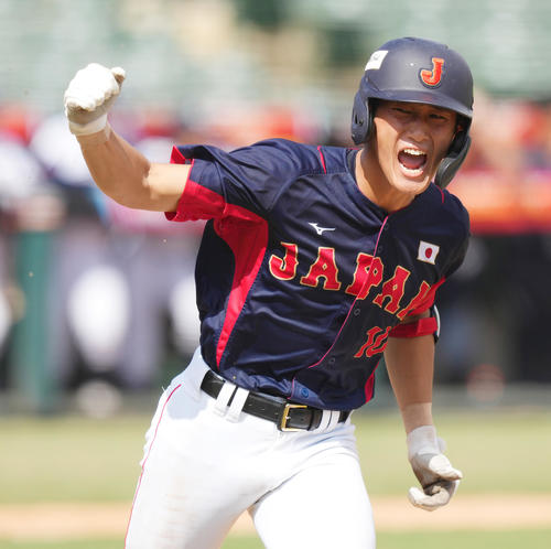 9月18日。U18W杯の日本対韓国 2回表日本1死満塁、左2点適時打を放ち、雄たけびを上げる松尾(撮影・菅敏)
