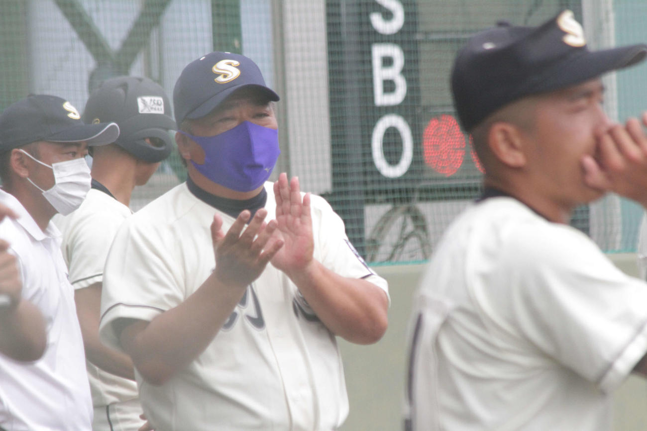 選手を鼓舞する創志学園・門馬新監督（中央）