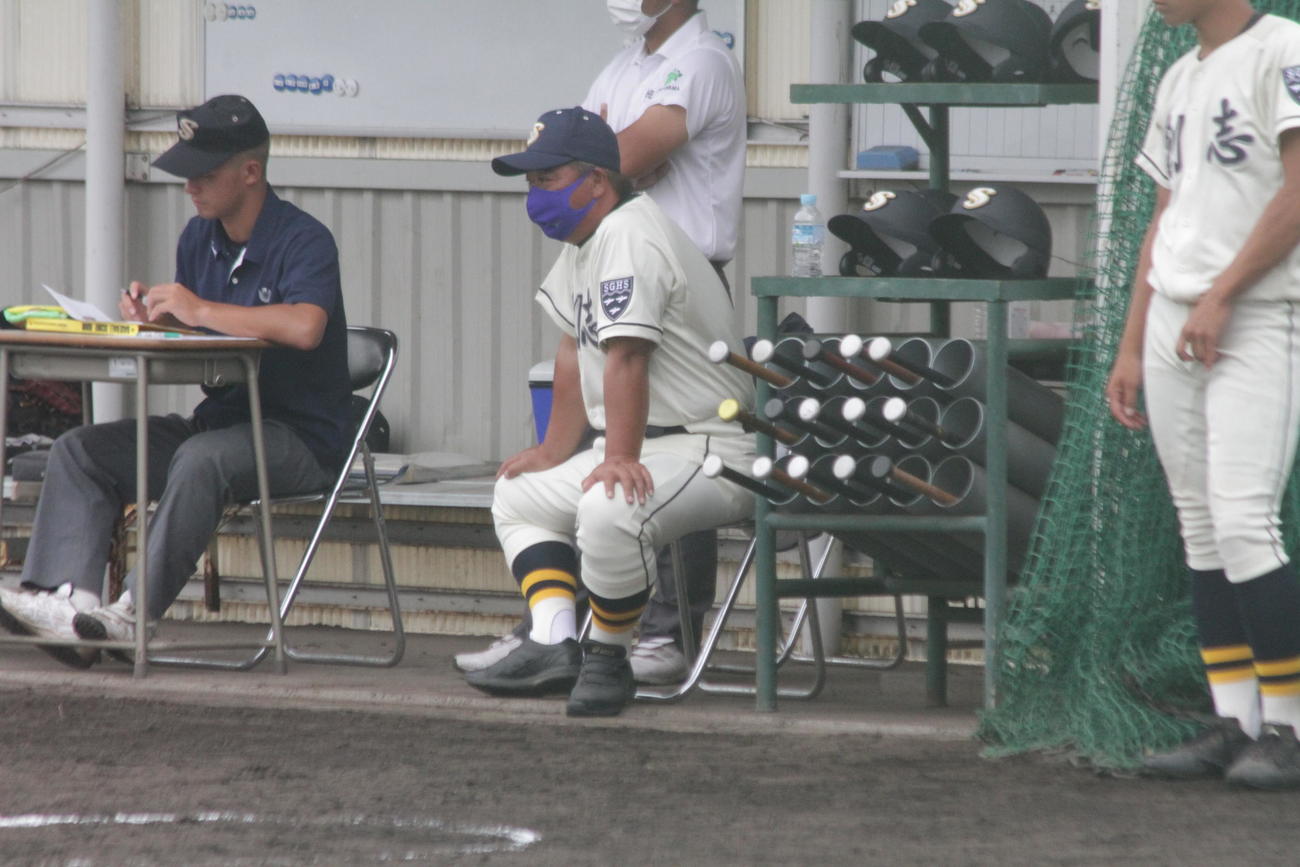 創志学園の門馬敬治新監督は1回に9点を失い、厳しい表情で戦況を見守った