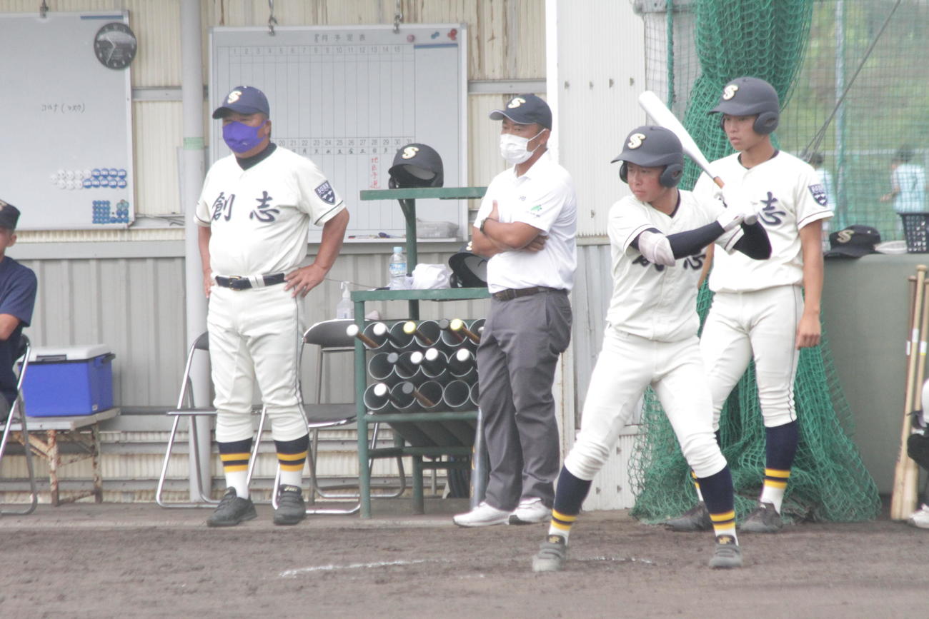 創志学園の門馬敬治新監督はベンチから戦況をチェックした