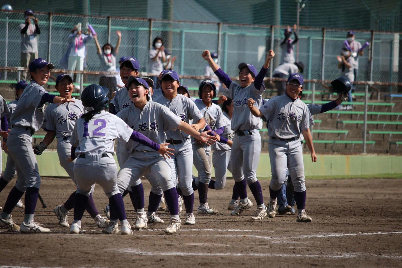サヨナラ勝利で決勝進出を決め、喜ぶ花巻東女子硬式野球部の選手たち（チーム提供）
