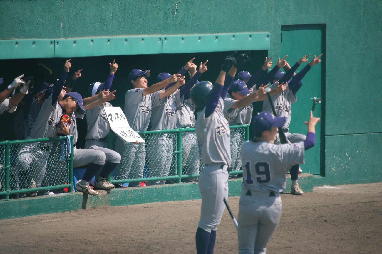 元気な声でチーム一丸で勝利を引き寄せた花巻東女子硬式野球部の選手たち（チーム提供）