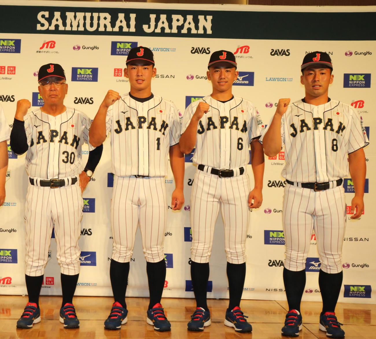 高校日本代表の山田主将（左から2人目）浅野翔吾（右）らはガッツポーズをみせる。左は馬淵監督