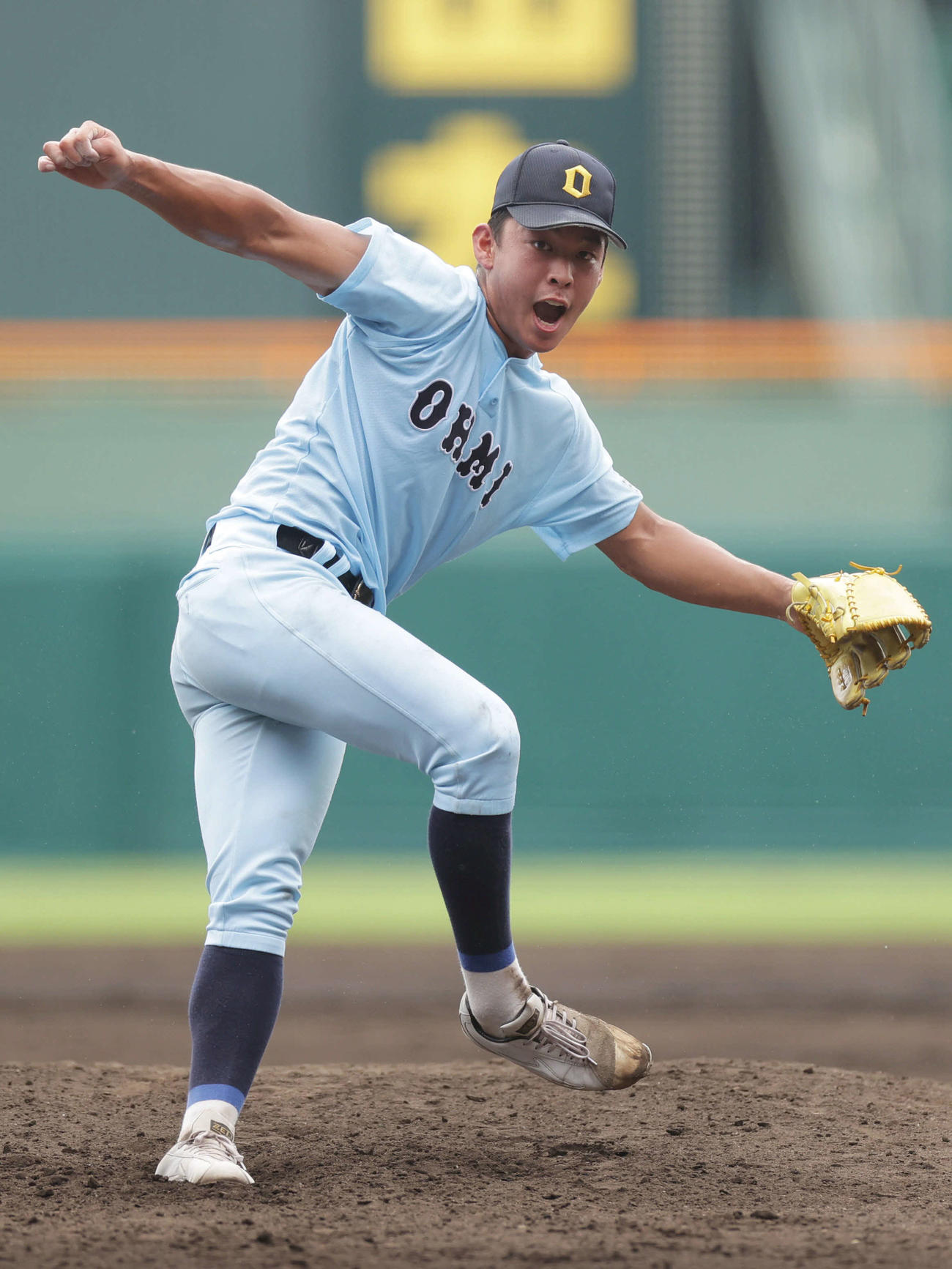20日、下関国際戦で力投する近江・山田