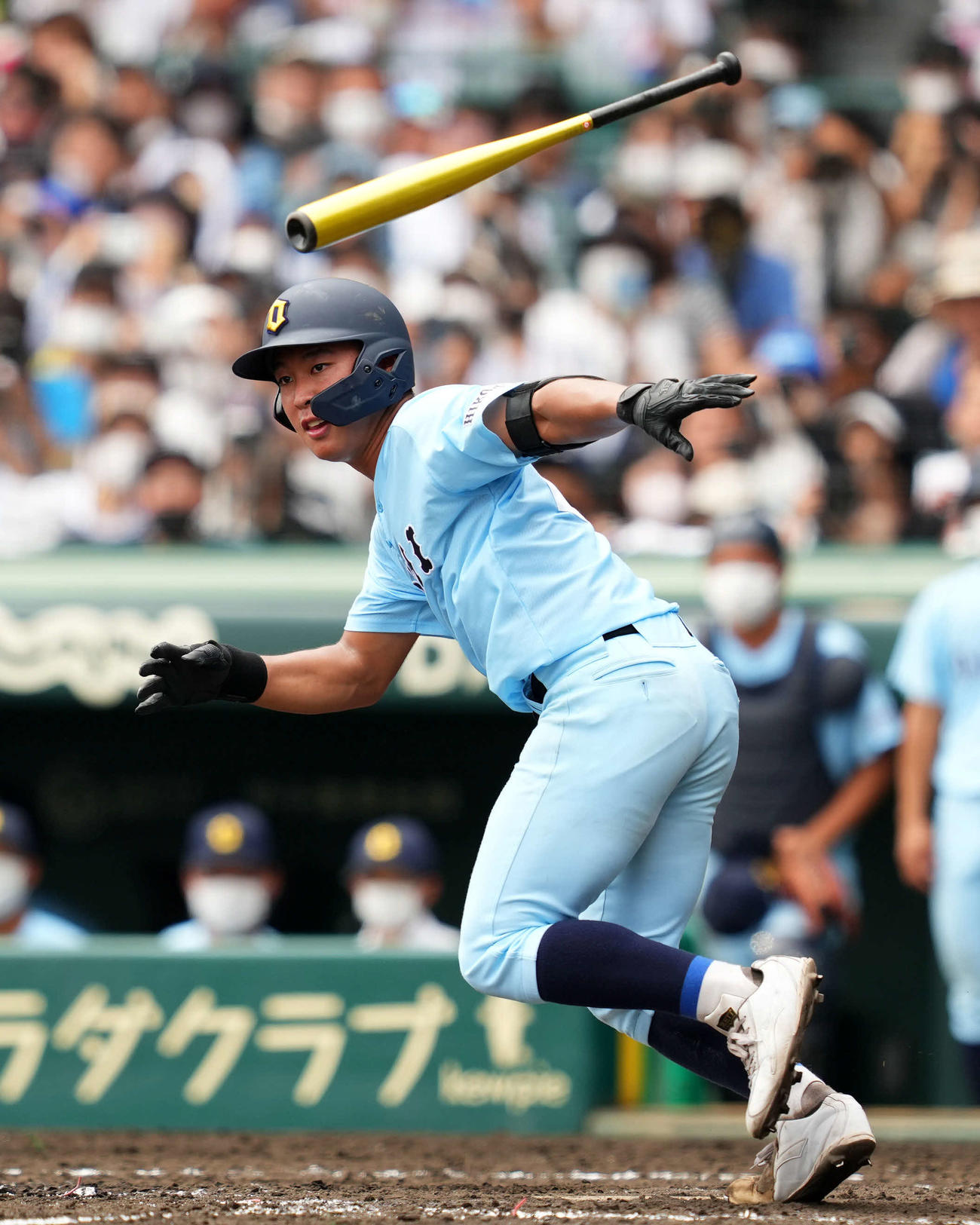20日、下関国際戦の3回、近江・山田は三塁強襲適時二塁打を放つ