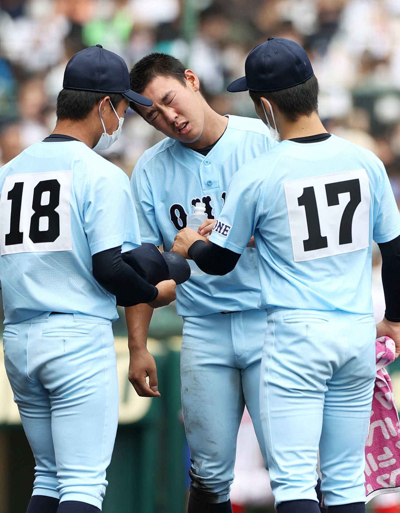 20日、下関国際戦の3回近江・山田（中央）は苦しげな表情を見せる