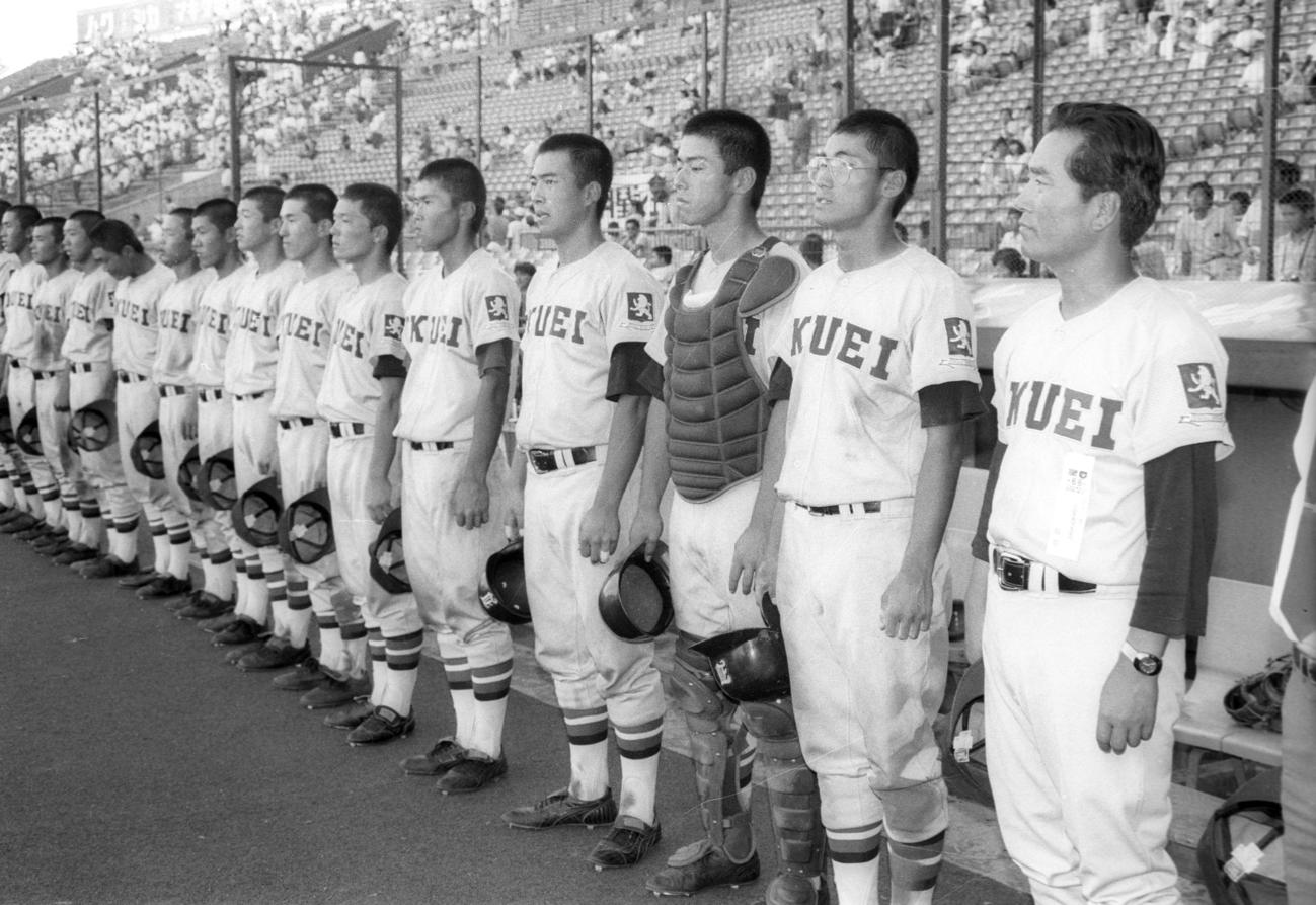 86年、佐伯鶴城に敗れ、ベンチ前に整列する竹田監督（右端）と仙台育英ナイン