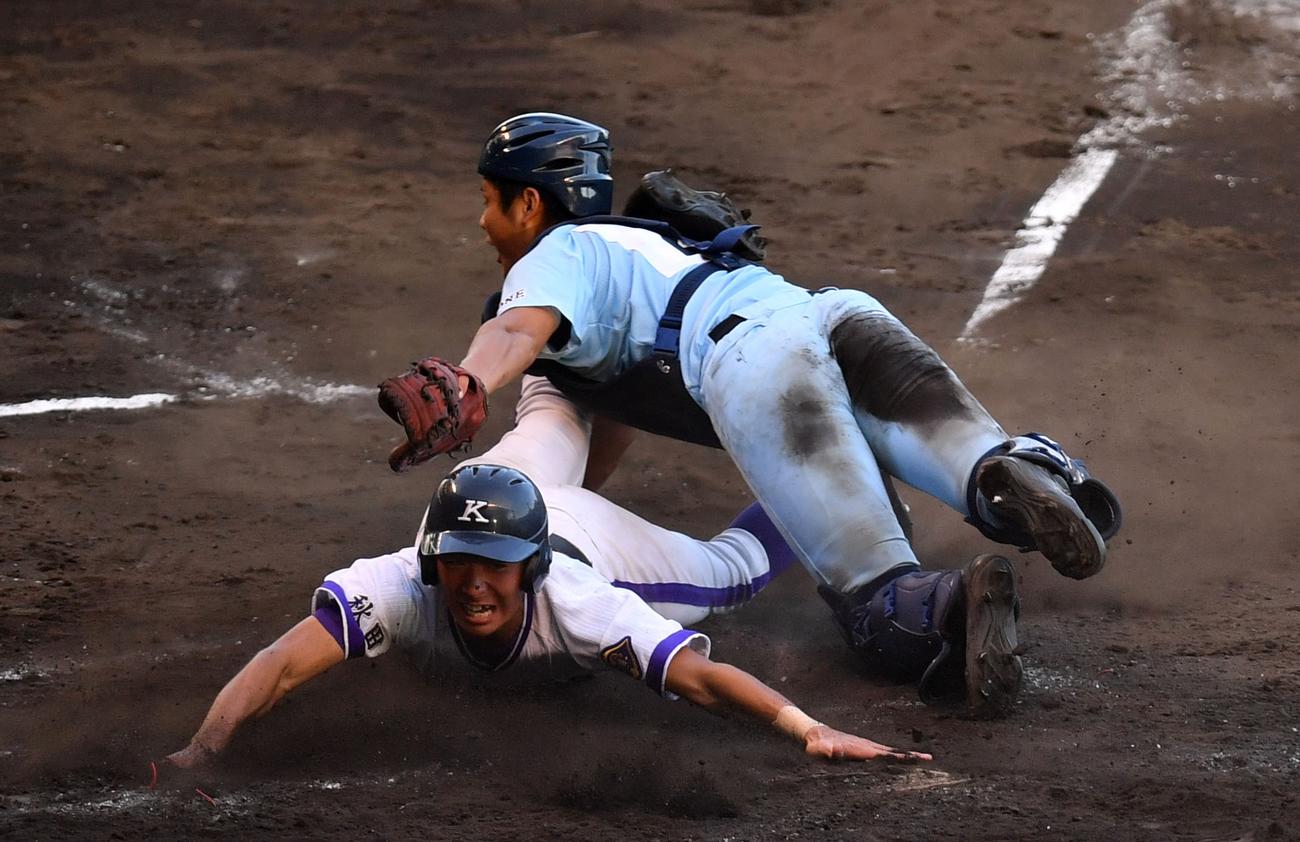 18年準々決勝・近江戦、9回、金足農・斎藤のツーランスクイズでサヨナラの生還をする二塁走者・菊地