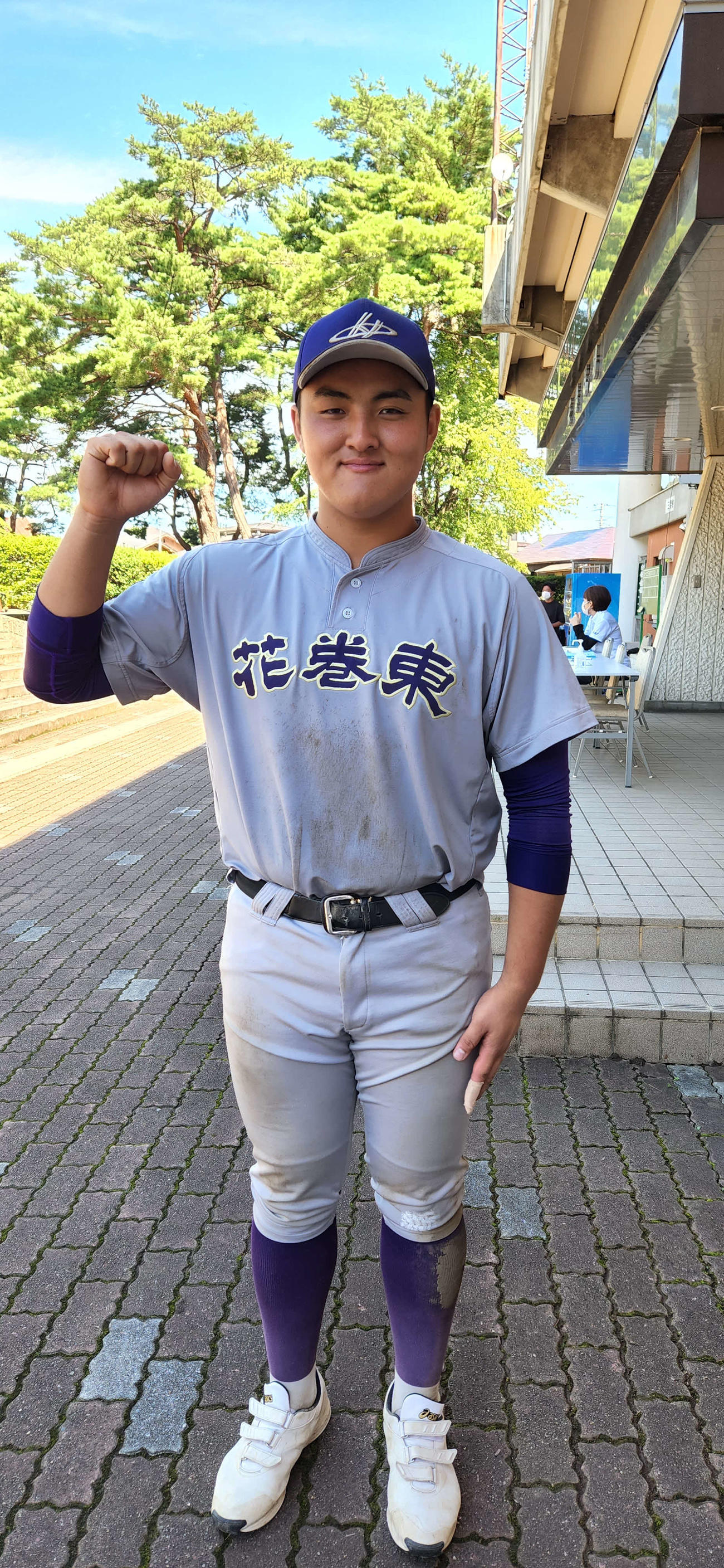 主将として秋の初戦を制し、笑顔でガッツポーズを見せる花巻東・佐々木麟（撮影・保坂淑子）