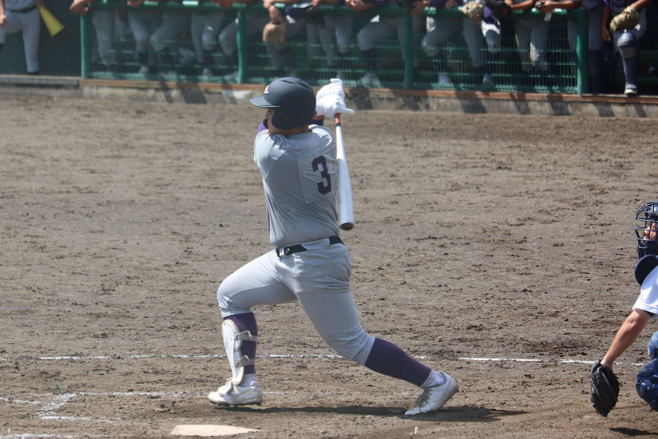 3回2死二塁から右前適時打を放つ花巻東・佐々木（撮影・保坂淑子）