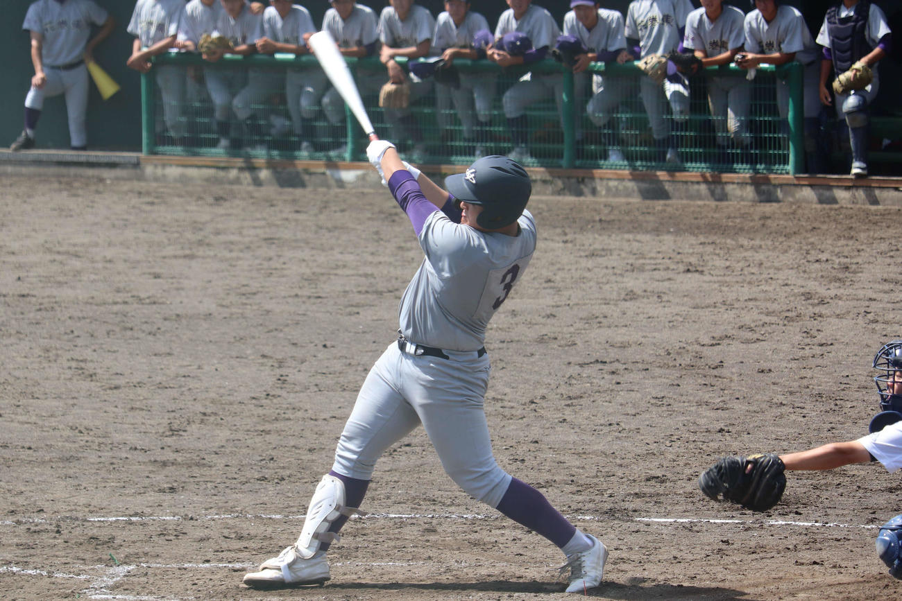 3回2死二塁から右前適時打を放つ花巻東・佐々木麟（撮影・保坂淑子）
