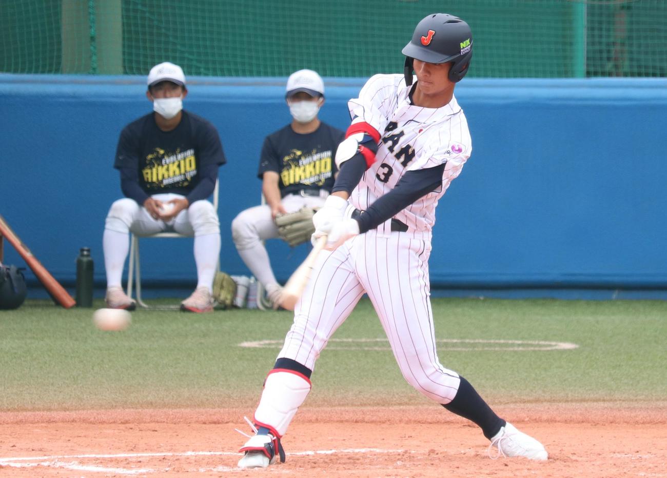 立大対高校日本代表　1回裏高校日本代表1死一、三塁。右前へ先制適時打を放つ4番の内海（撮影・阿部泰斉）