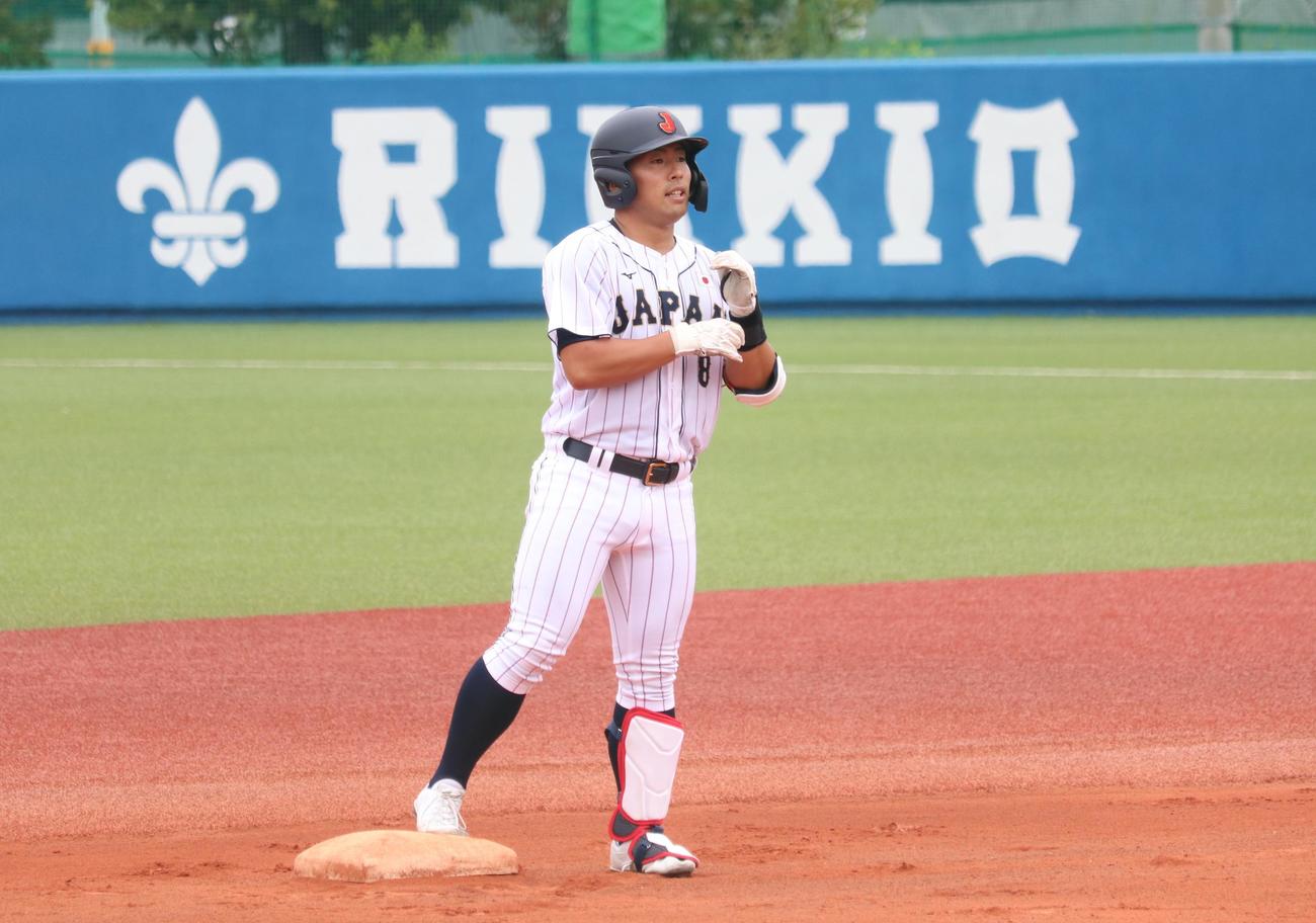 立大対高校日本代表　1回裏高校日本代表1死、右中間へ二塁打を放った1番の浅野（撮影・阿部泰斉）
