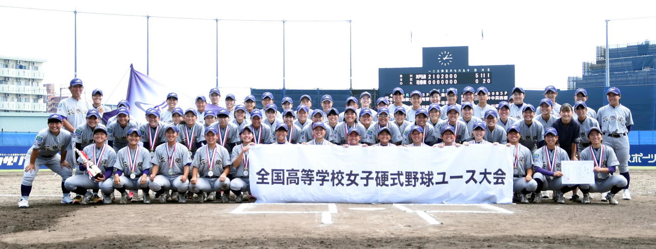 神戸弘陵対花巻東　ユース大会で初の準優勝に輝いた花巻東ナイン（撮影・山田愛斗）