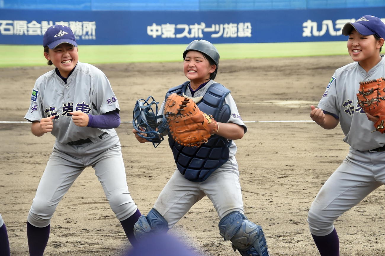 神戸弘陵対花巻東　円陣で味方に気合を入れる花巻東・和久本（中央）（撮影・山田愛斗）