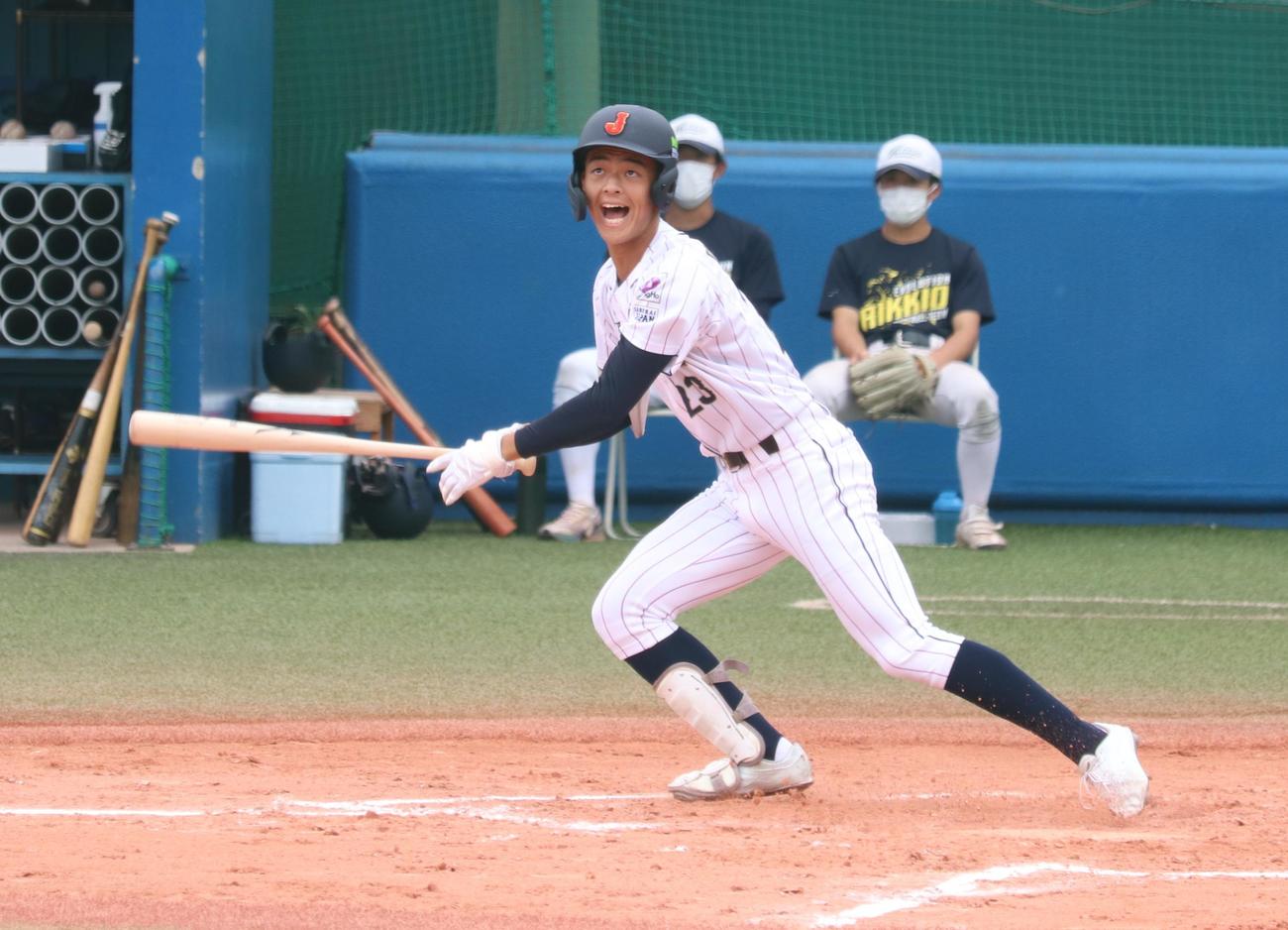 立大対高校日本代表　1回裏高校日本代表2死一、二塁。左翼線へ適時打となるエンタイトル二塁打を放つ7番の安田（撮影・阿部泰斉）