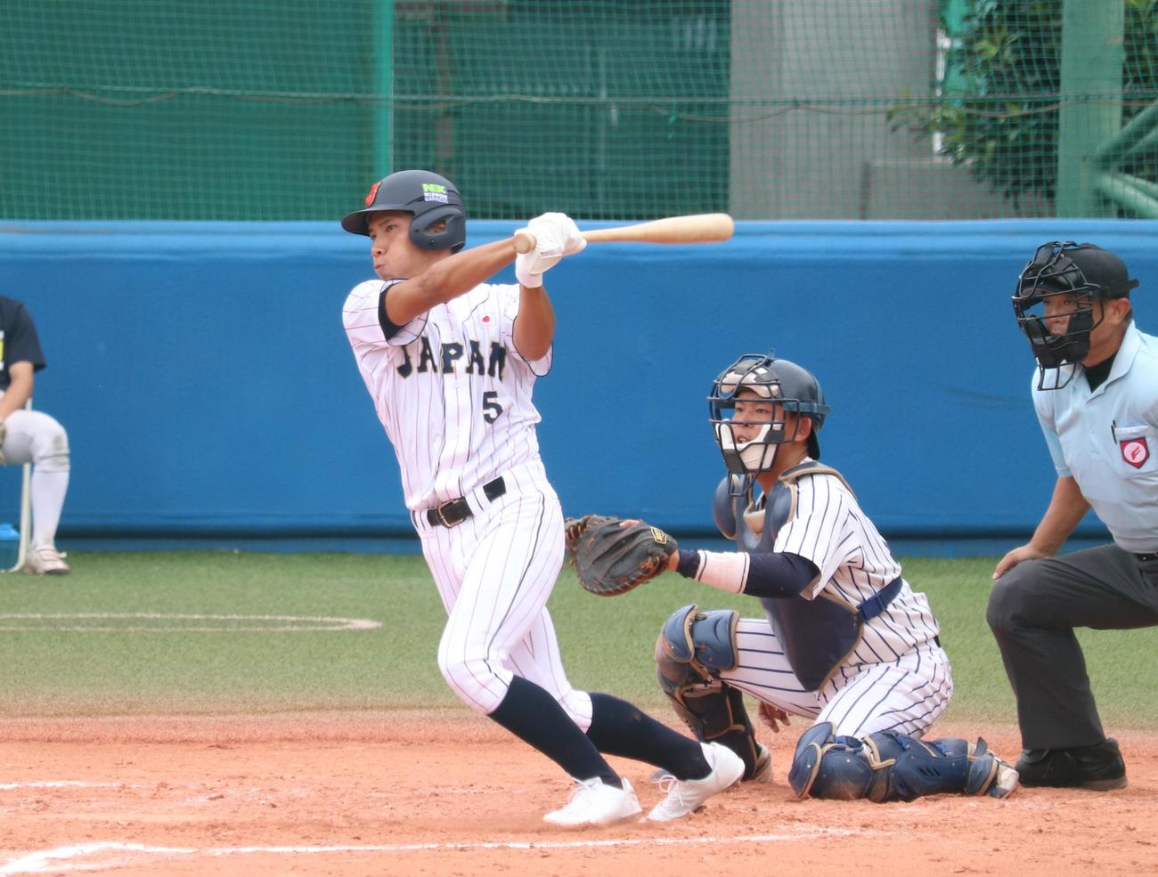 立大対高校日本代表　1回裏高校日本代表2死一、三塁。左前適時打を放つ6番の伊藤（撮影・阿部泰斉）