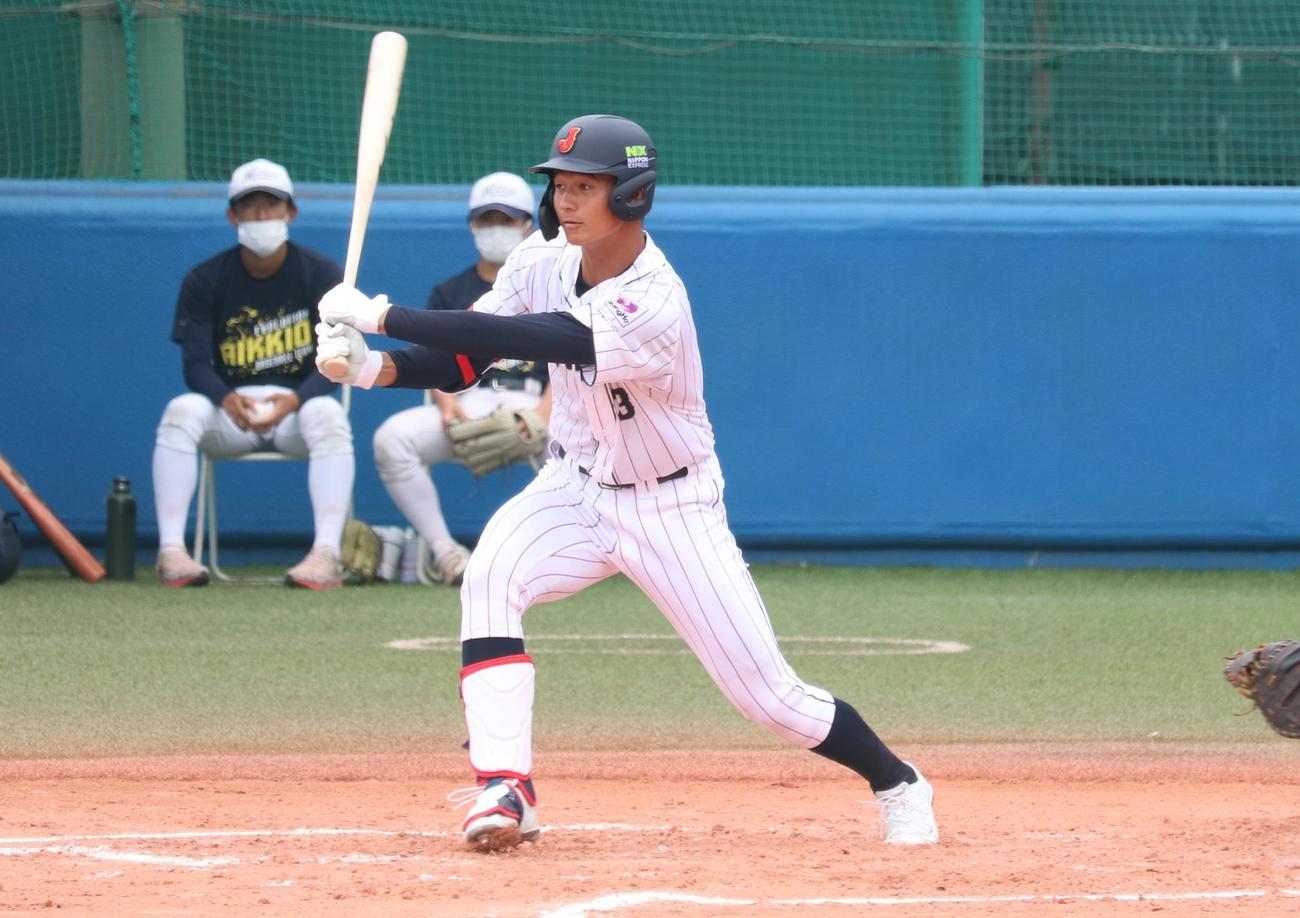 立大対高校日本代表　1回裏高校日本代表1死一、三塁。右前へ先制適時打を放つ4番の内海（撮影・阿部泰斉）