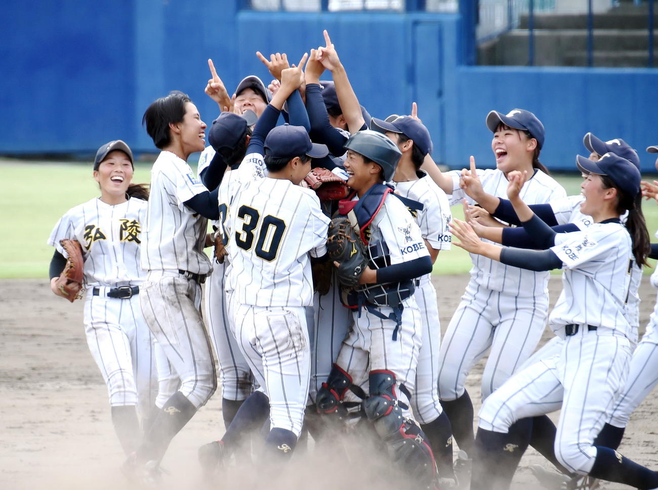 神戸弘陵対花巻東　2年連続5度目の優勝を決めてマウンドで歓喜する神戸弘陵ナイン（撮影・山田愛斗）