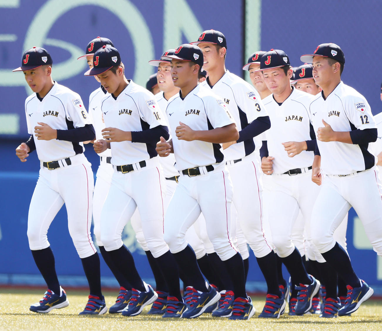 試合前練習で体を動かす高校日本代表の山田（手前中央）ら（撮影・足立雅史）