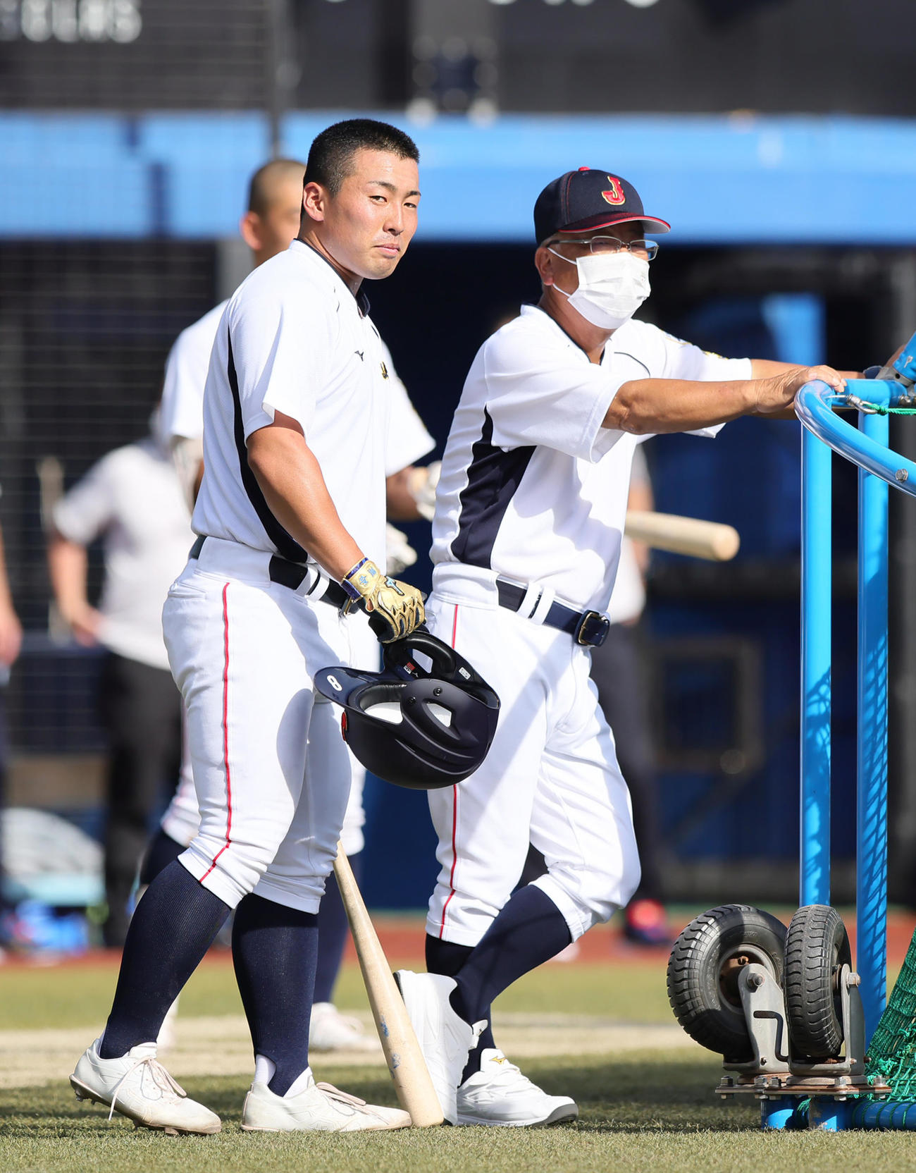 練習中、会話を交わす高校日本代表の浅野（左）と馬淵監督（撮影・足立雅史）