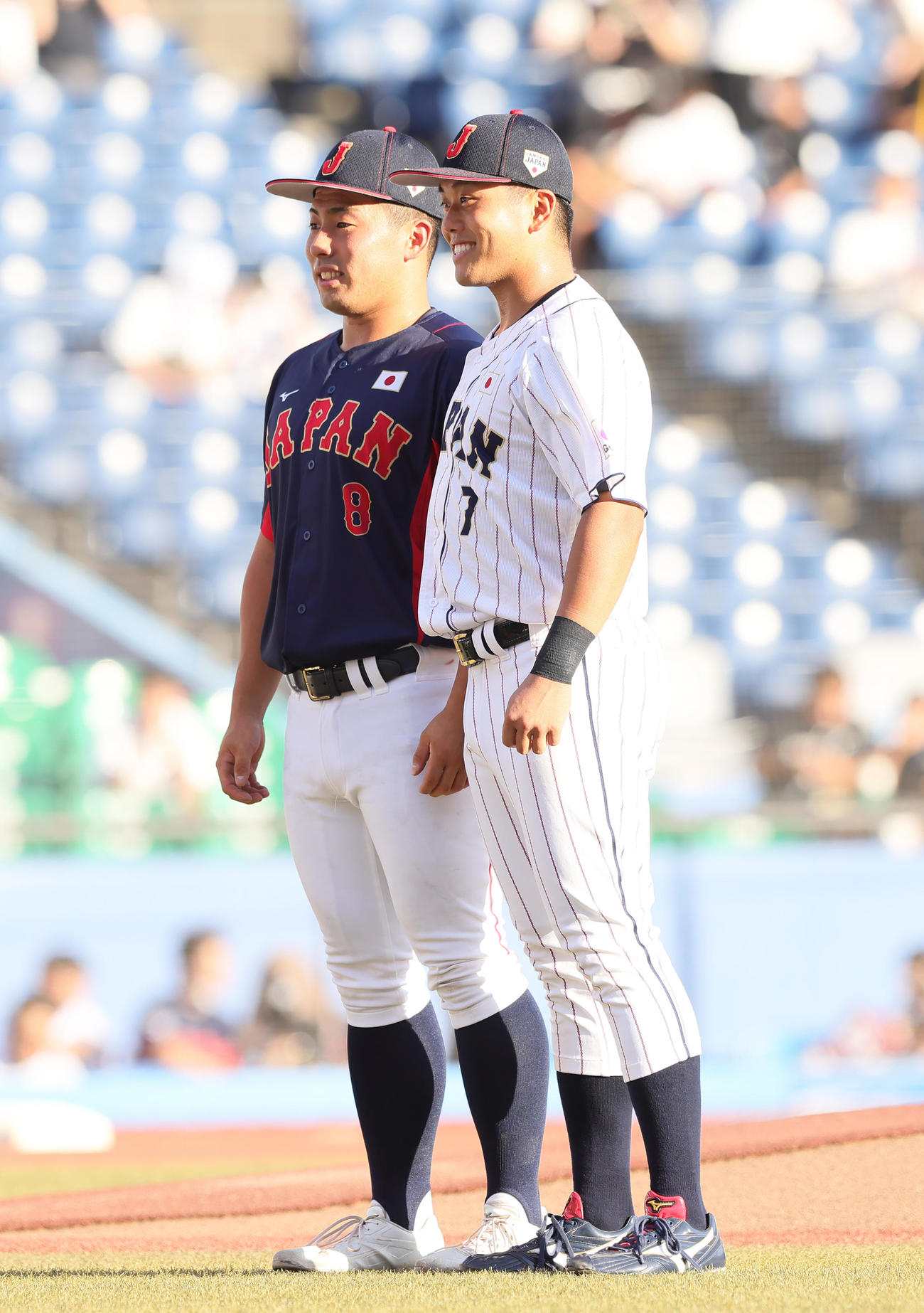 試合前、記念撮影する高校日本代表の浅野（左）と大学日本代表の蛭間（撮影・足立雅史）