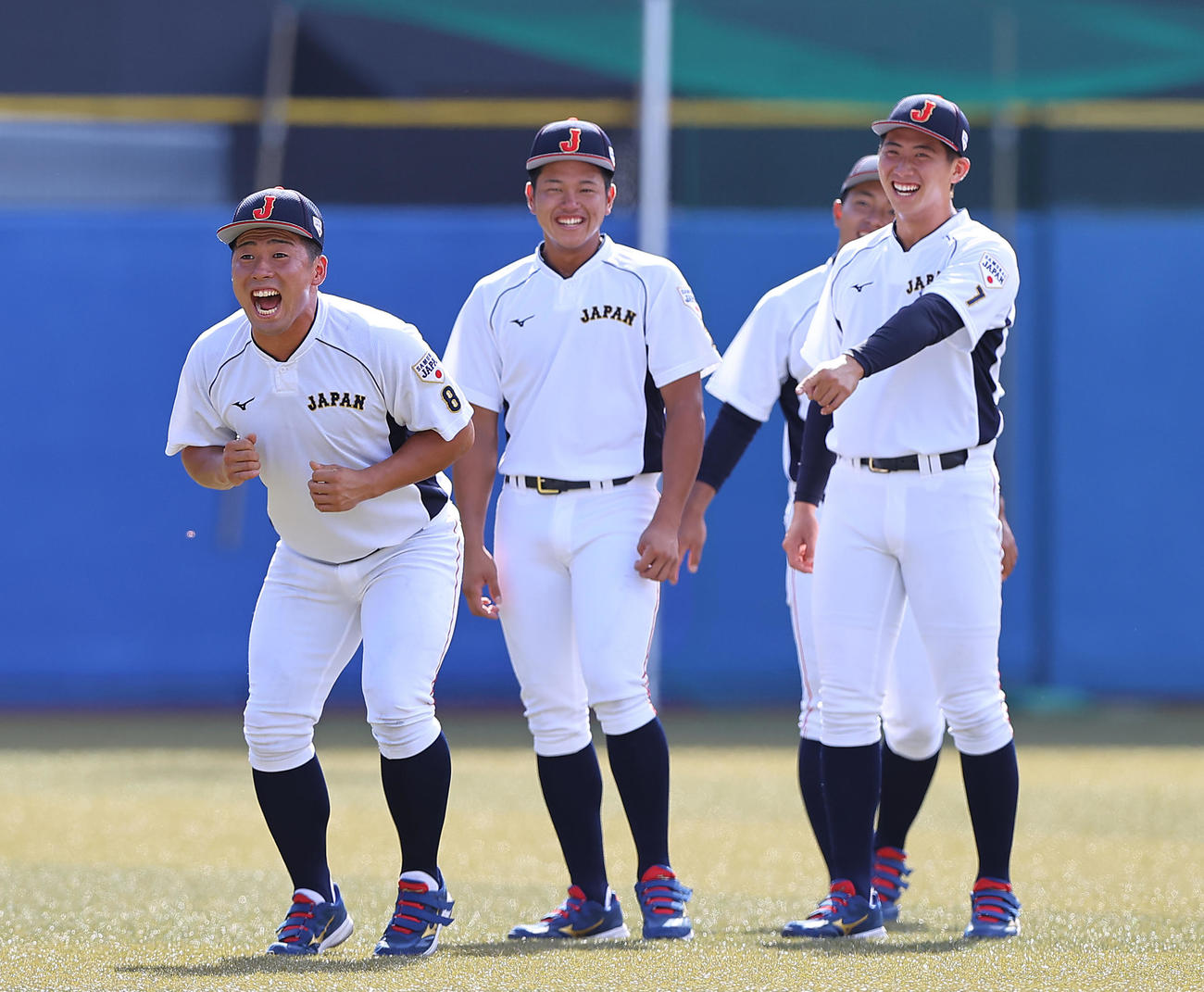 高校日本代表対大学日本代表　笑顔を見せながらウオーミングアップする高校日本代表・浅野（左）ら（撮影・垰建太）