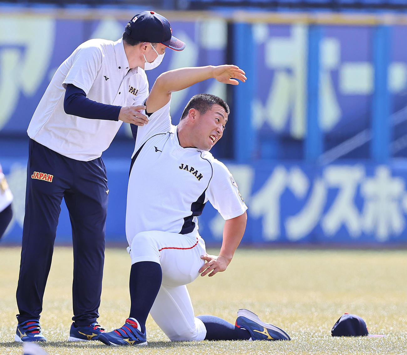 高校日本代表対大学日本代表　ウオーミングアップする高校日本代表・浅野（撮影・垰建太）