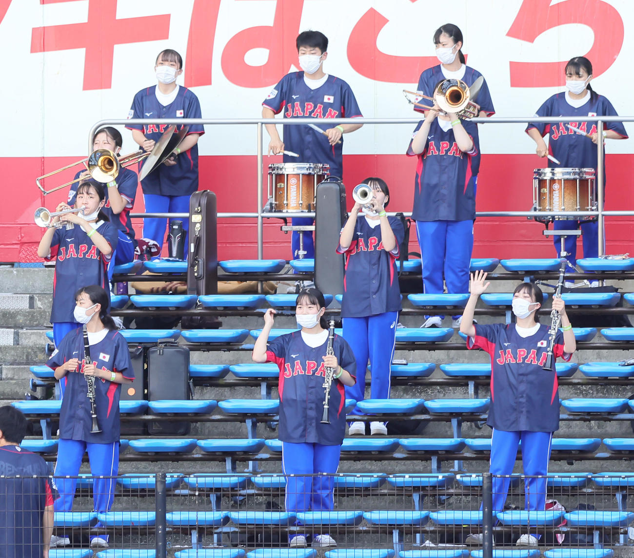 侍ジャパンのユニホーム姿で応援する習志野高吹奏楽部ら（撮影・足立雅史）