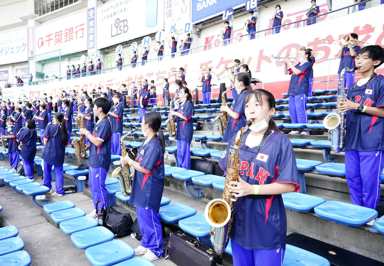 高校日本代表対大学日本代表　試合前、左翼席で練習する習志野高校吹奏楽部（撮影・江口和貴）