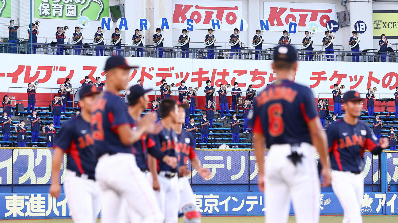 高校日本代表対大学日本代表　高校日本代表を応援する習志野吹奏楽部（撮影・垰建太）