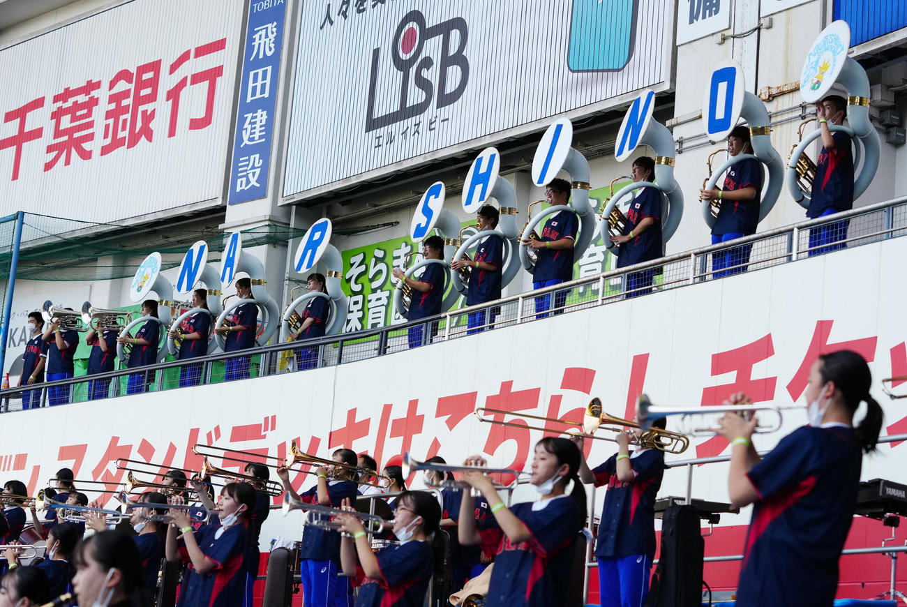 高校日本代表対大学日本代表　試合前、左翼席で練習する習志野高校吹奏楽部（撮影・江口和貴）
