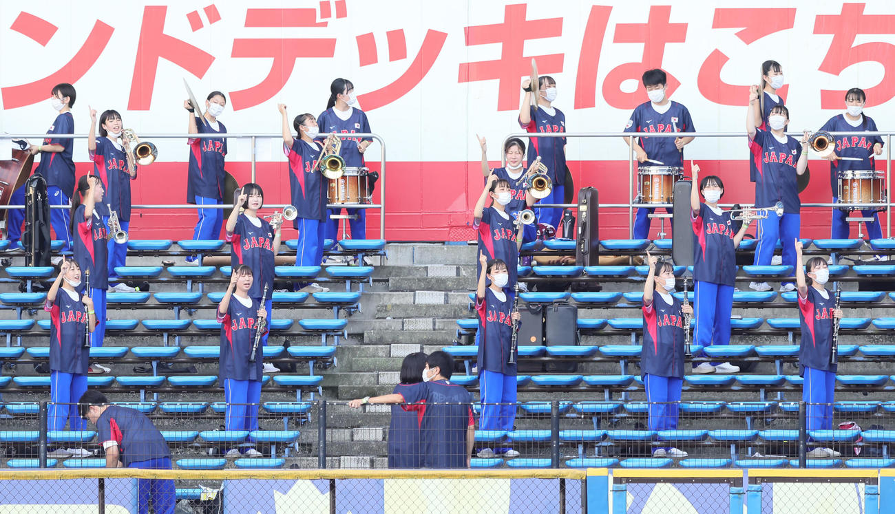 侍ジャパンのユニホーム姿で応援する習志野高吹奏楽部ら（撮影・足立雅史）
