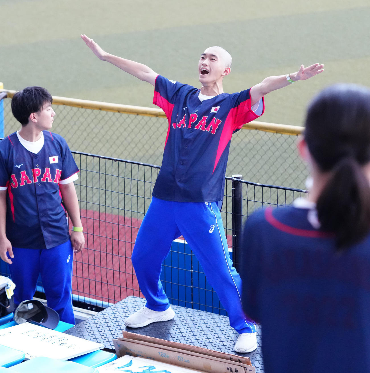 高校日本代表対大学日本代表　試合前、左翼席で練習する習志野高校吹奏楽部（撮影・江口和貴）